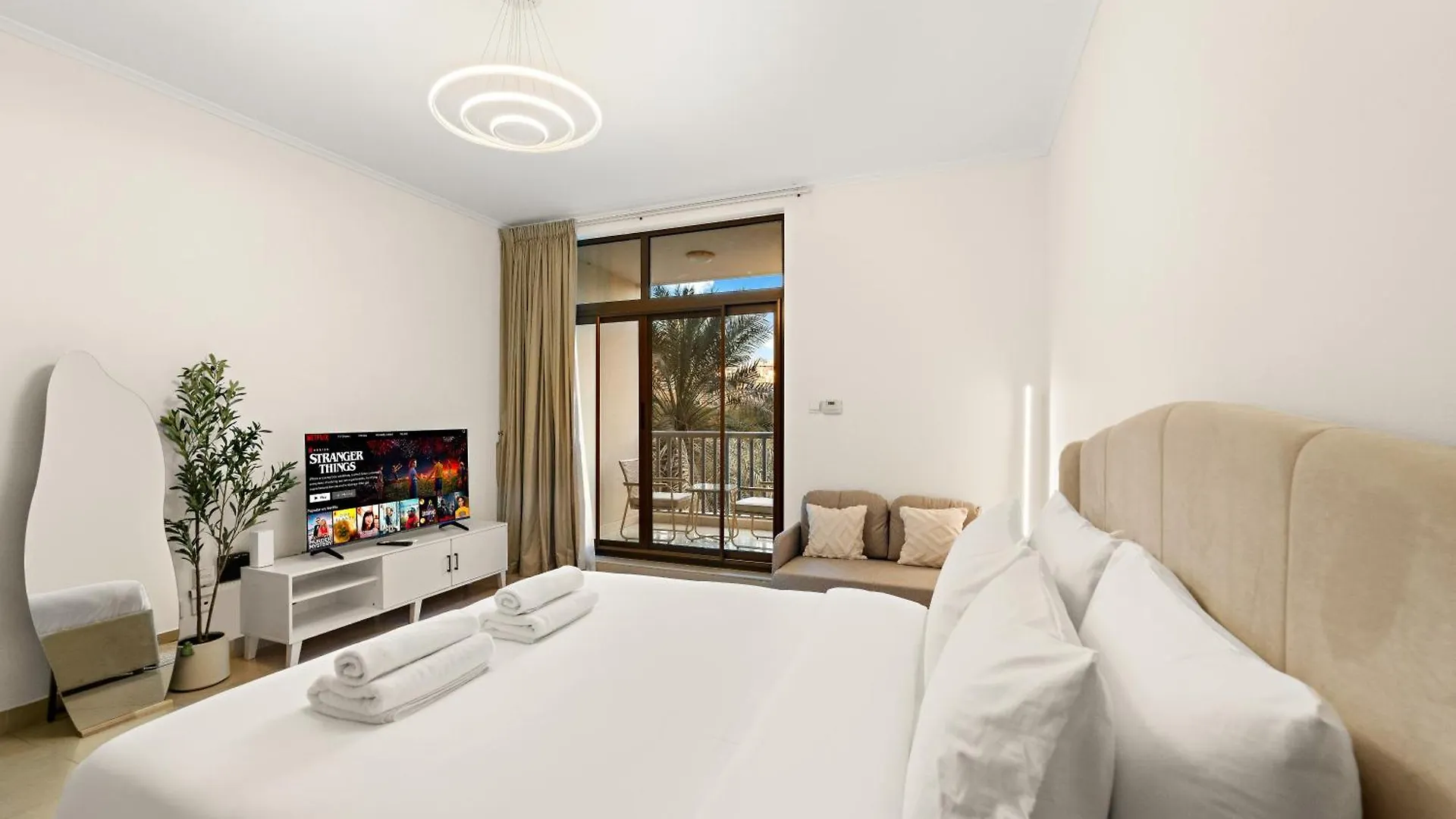 Cozy Studio With Scenic Canal Views Dubai Apartment